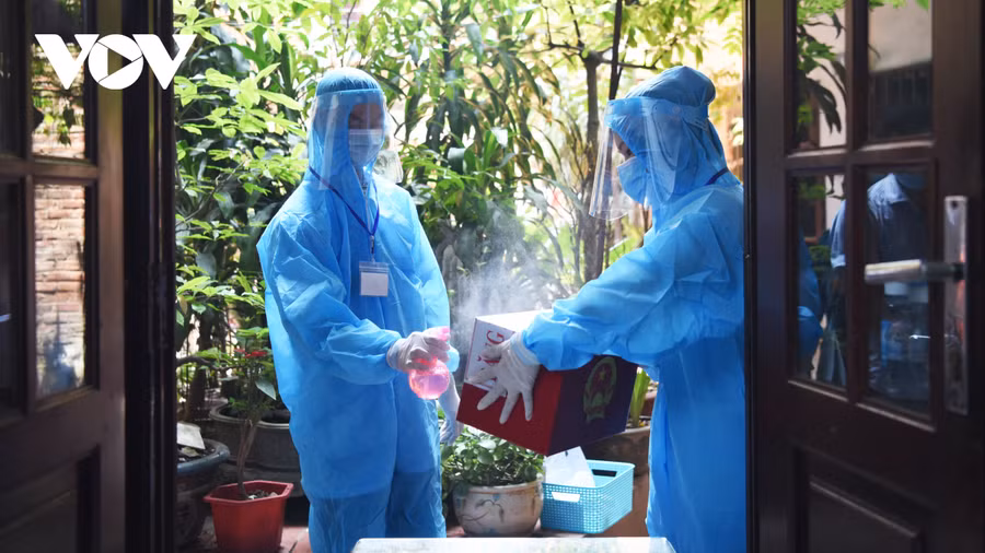 Sau khi hoàn tất các thủ tục bầu cử, tất cả các dụng cụ như găng tay, thước kẻ, bút,... mà cử tri thuộc diện F2 sử dụng sẽ được đem đi tiêu hủy. Đồng thời, tổ bầu cử tiến hành phun khử khuẩn quanh khu vực nhà ở.