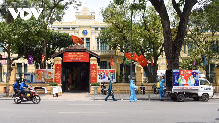 Trưa 19/5, UBND quận Hoàn Kiếm tổ chức diễn tập 4 tình huống về bầu cử trong bối cảnh dịch bệnh COVID-19 vẫn đang có diễn biến phức tạp.