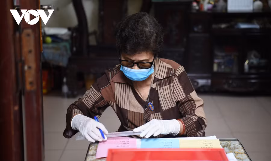 Cử tri tiến hành lựa chọn đại biểu Quốc hội và đại biểu HĐND