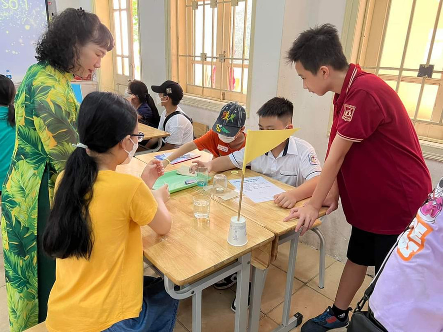 Học sinh Trường THCS Bế Văn Đàn trong giờ thí nghiệm môn Khoa học tự nhiên lớp 6. Ảnh: NTCC