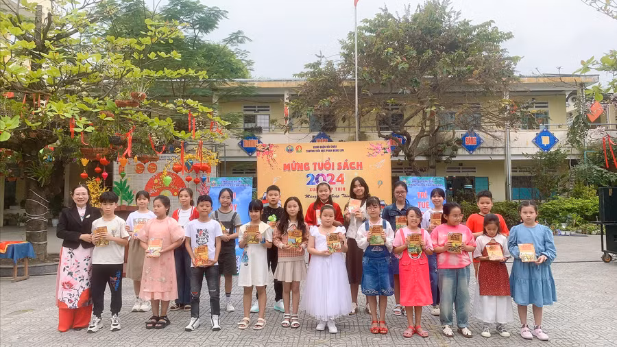 Ban giám hiệu Trường Tiểu học Phan Đăng Lưu tặng sách cho tủ sách của các lớp trong chương trình Gặp gỡ đầu xuân. 