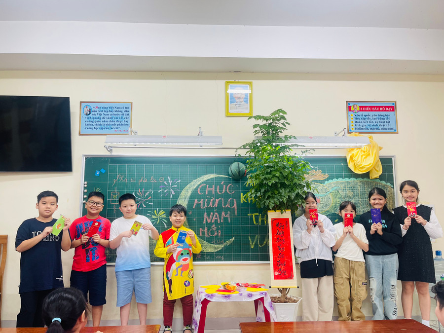 Học sinh lớp 5/4 được cô giáo lì xì sau trò chơi bốc thăm trúng thưởng.