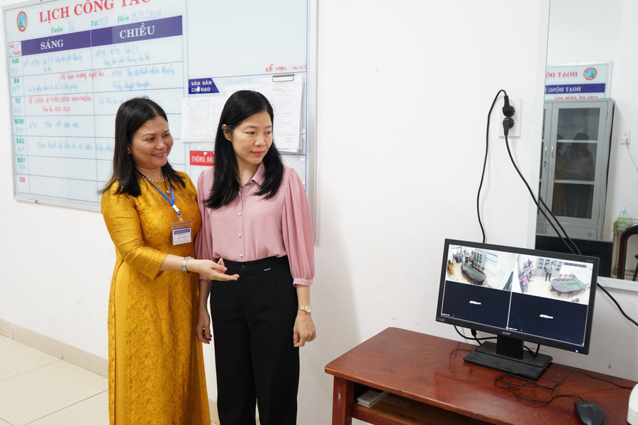 Đoàn kiểm tra công tác thi tại điểm thi Trường THCS Kim Đồng kiểm tra hoạt động của các thiết bị liên quan đến công tác bảo mật, giám sát tại phòng bảo quản đề thi, bài thi.