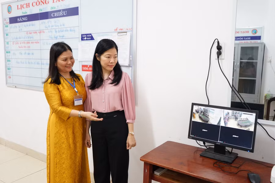 Đoàn kiểm tra công tác thi tại điểm thi Trường THCS Kim Đồng kiểm tra hoạt động của các thiết bị liên quan đến công tác bảo mật, giám sát tại phòng bảo quản đề thi, bài thi.