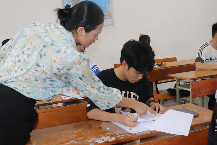 Cán bộ coi thi hướng dẫn thí sinh đối chiếu các thông tin cá nhân. Cán bộ coi thi hướng dẫn thí sinh đối chiếu các thông tin cá nhân.