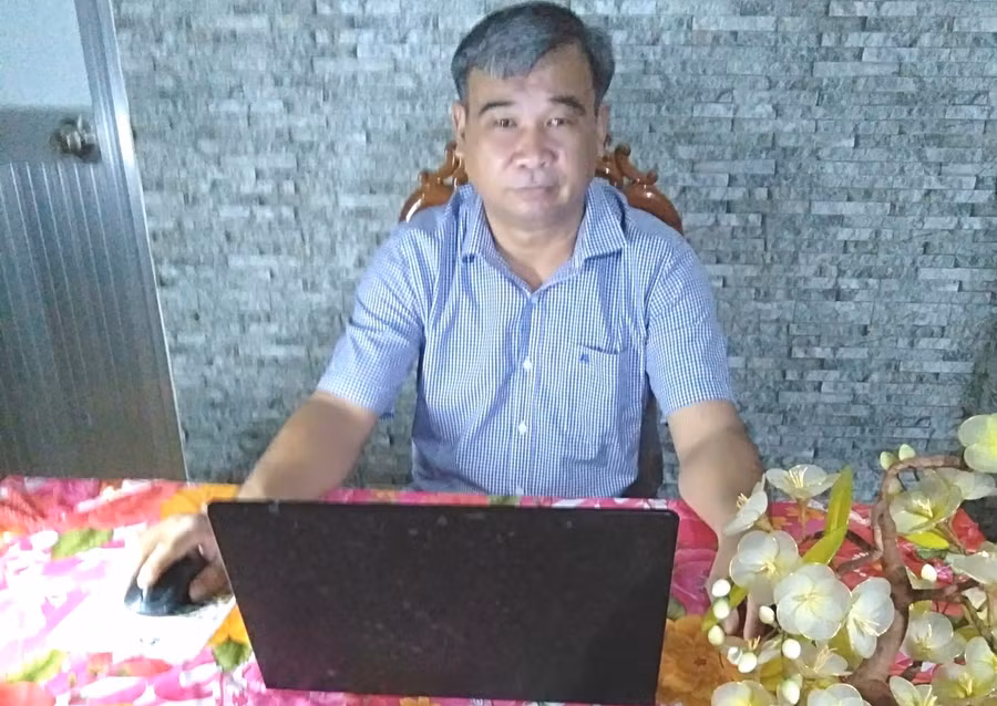 Thầy Võ Văn Nghiêm, Hiệu trưởng Trường THPT Lê Thanh Hiền, huyện Cái Bè (Tiền Giang).