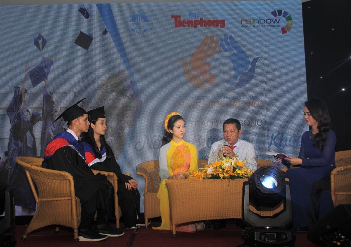 Hai thủ khoa, Á hậu 2-Nguyễn Thị Thúy An tham gia giao lưu tại lễ trao học bổng