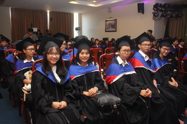 Các thủ khoa tới sớm trong lễ trao học bổng