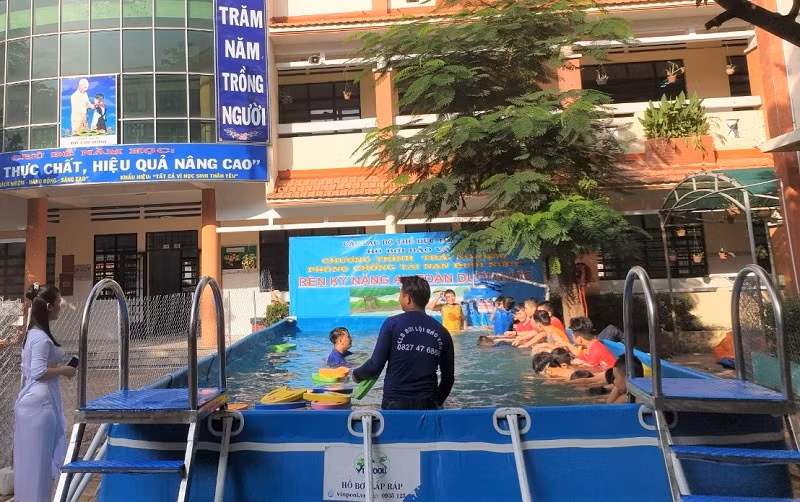 Giờ học bơi của một trường tiểu học trên địa bàn TP Thuận An, Bình Dương.