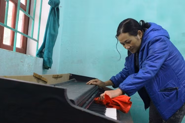 Đàn organ tại Trường Tiểu học Thạch Đài bị hỏng do ngâm trong nước.