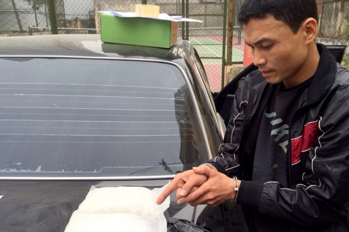 Phan Văn Hùng cùng tang vật vụ án. Ảnh: H.N.