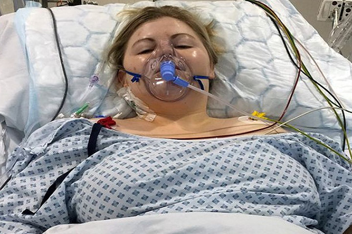 Sarah khi nằm viện mổ u gan. Ảnh: Caters