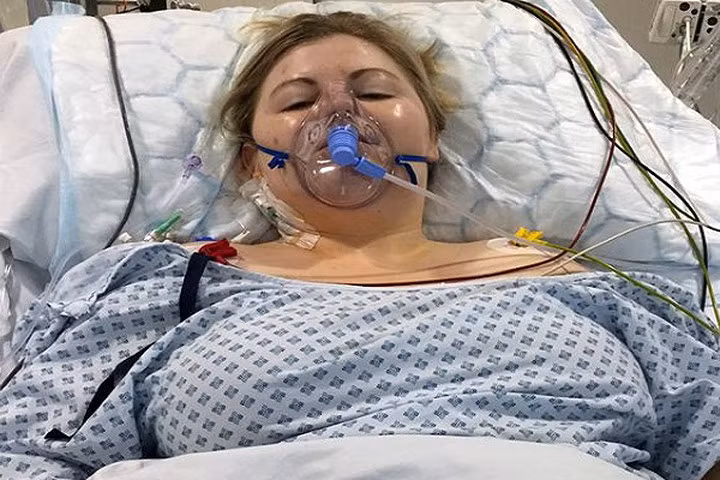 Sarah khi nằm viện mổ u gan. Ảnh: Caters