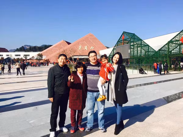 Bỏ showbiz, Hoa hậu Hương Giang hạnh phúc không kém Hà Tăng