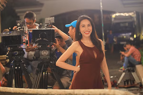 Thủy Tiên trên phim trường. thuy-tien-xau-ho-vi-bi-thanh-loc-che-kho-tinh-hung-du-1