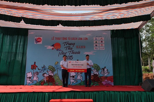 Dự án Tủ sách Lam Sơn vừa trao 316 tủ sách trị giá hơn 790 triệu cho toàn bộ các trường tiểu học huyện Như Thanh