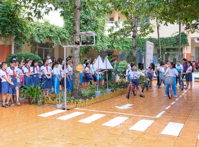 HS tiểu học quận Ninh Kiều (TP Cần Thơ) tham gia trải nghiệm tham gia giao thông tại sân trường.