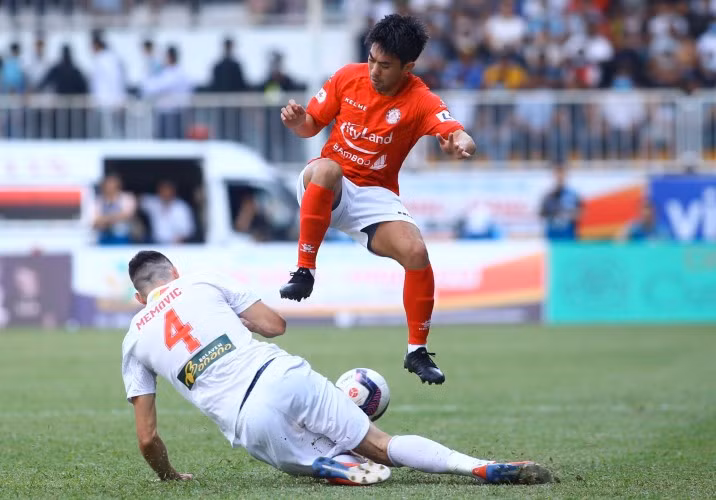 Trung vệ Damir Memovic ngăn cản Lee Nguyễn trong trận HAGL gặp TPHCM.