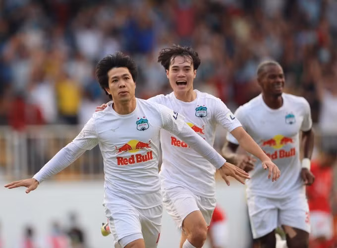 Công Phượng ăn mừng sau khi bàn vào lưới TPHCM tại Pleiku.