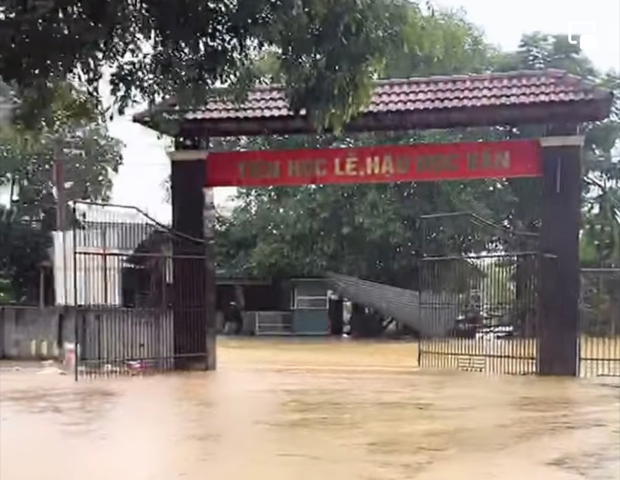Một trường học tại huyện miền núi Hương Khê (Hà Tĩnh) bị ngập úng do mưa lớn trong nhiều ngày. Một trường học tại huyện miền núi Hương Khê (Hà Tĩnh) bị ngập úng do mưa lớn trong nhiều ngày.