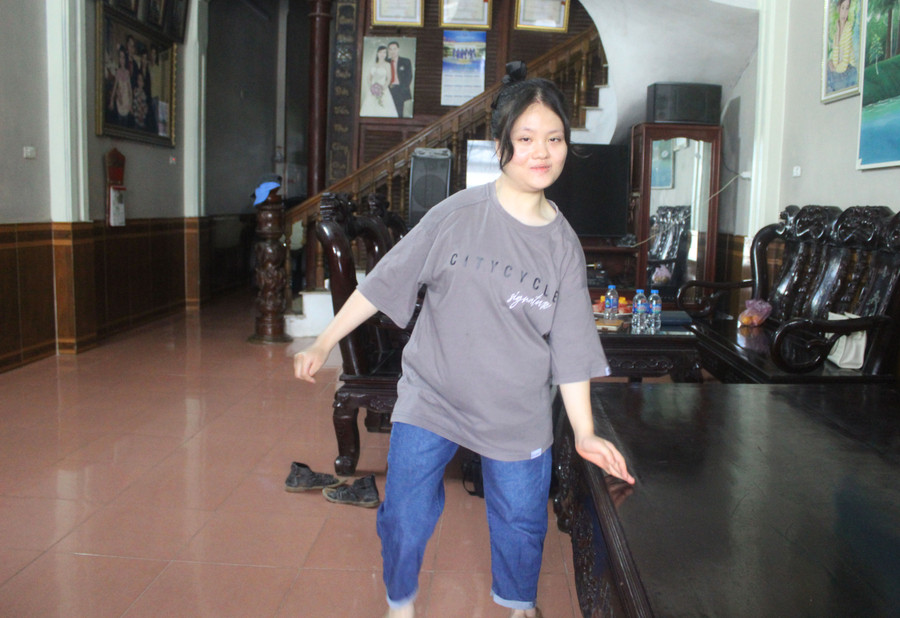 Bị khuyết tật vận động khiến Lê Thị Liên đi lại rất khó khăn. Suốt 12 năm qua em được bố mẹ dìu đi tìm chữ. Bị khuyết tật vận động khiến Lê Thị Liên đi lại rất khó khăn. Suốt 12 năm qua em được bố mẹ dìu đi tìm chữ.