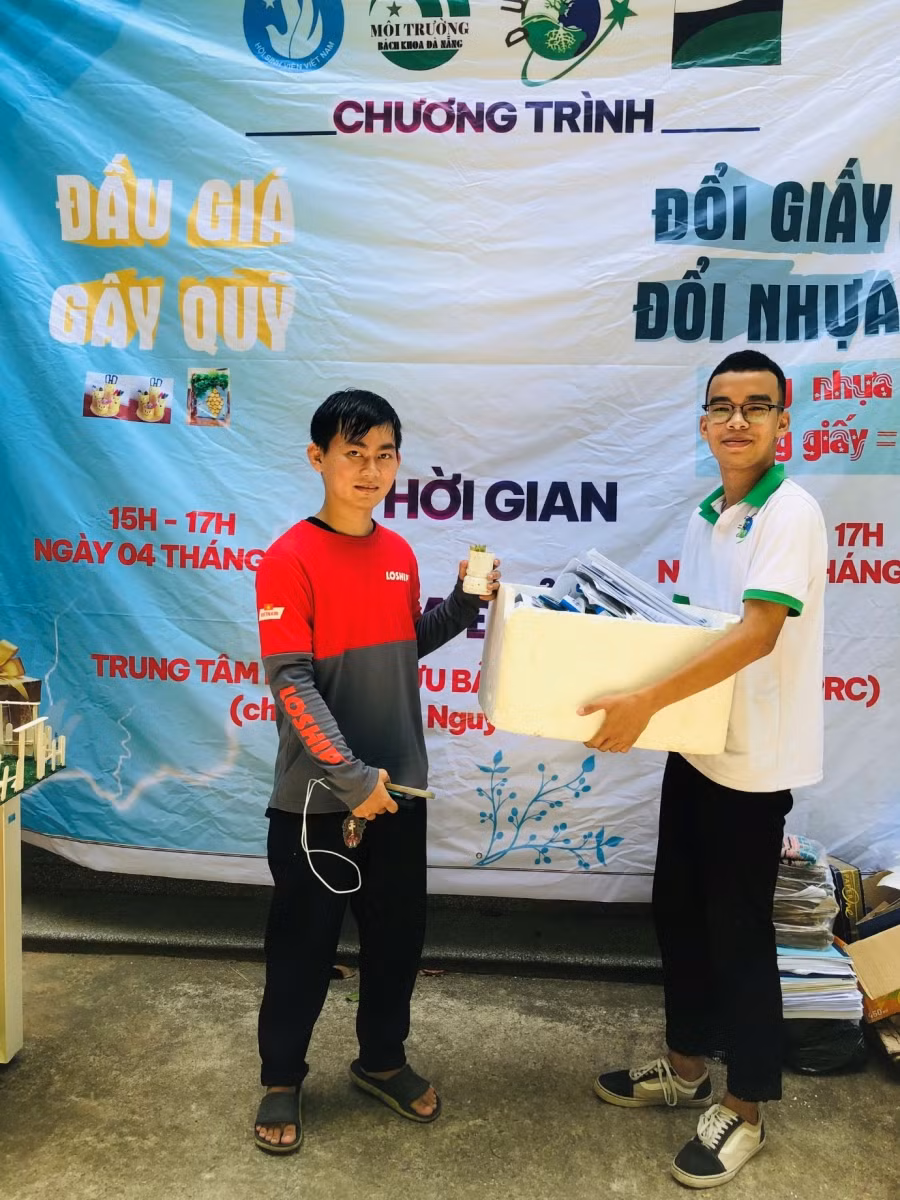 Một nhân viên giao hàng tham gia chương trình đổi giấy lấy cây.