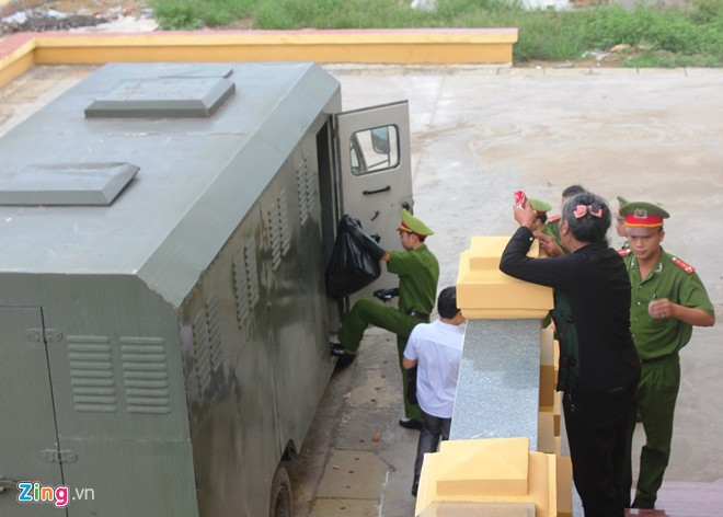 Bà Liễu dùng nhiều lời lẽ lăng mà HĐXX cho rằng con mình bị xử oan. Ảnh: Phạm Hòa.