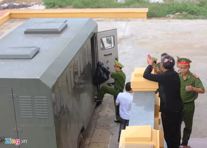 Bà Liễu (áo đen) dùng nhiều lời lẽ lăng mạ HĐXX vì cho rằng con mình bị xử oan. Ảnh: Phạm Hòa. Bà Liễu dùng nhiều lời lẽ lăng mà HĐXX cho rằng con mình bị xử oan. Ảnh: Phạm Hòa.