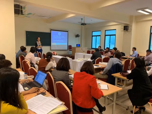 Thảo luận tại một tiểu ban của hội thảo. Thảo luận tại một tiểu ban của hội thảo.