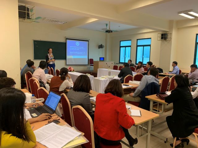 Thảo luận tại một tiểu ban của hội thảo. Thảo luận tại một tiểu ban của hội thảo.