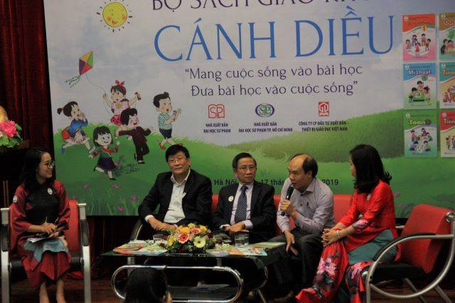 Các chuyên gia trao đổi tại tọa đàm giới thiệu bộ SGK Cánh Diều. Các chuyên gia trao đổi tại tọa đàm giới thiệu bộ SGK Cánh Diều.