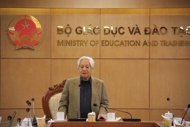 GS.TS Phạm Tất Dong phát biểu tại phiên họp.