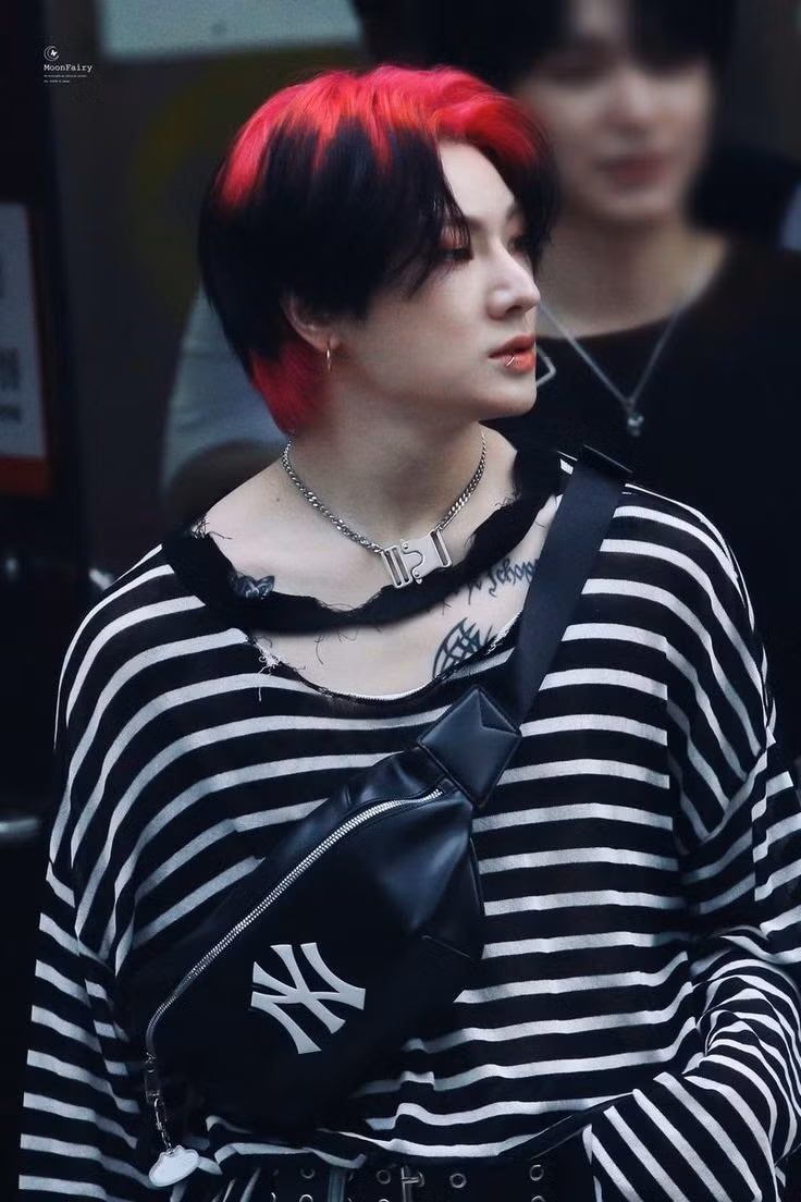 Cuối cùng nhưng không kém phần nổi bật, Hanse của VICTON cũng có một sự lựa chọn độc đáo trong xu hướng nhuộm tóc đối xứng hai màu. Điều này đã khiến mái tóc buộc nửa của Hanse thực sự khó quên.