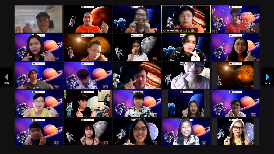 Sinh viên chụp ảnh cùng BGH và các giảng viên, cán bộ trên background khám phá vũ trụ.