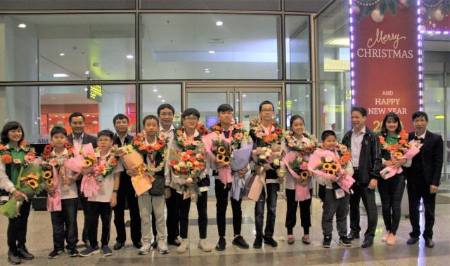 Lãnh đạo phòng GD&ĐT Ba Đình và Trường THCS Giảng Võ đón học sinh tham dự CFM 2019 tại sân bay tối 30/12. Lãnh đạo phòng GD&ĐT Ba Đình và Trường THCS Giảng Võ đón học sinh tham dự CFM 2019 tại sân bay tối 30/12.