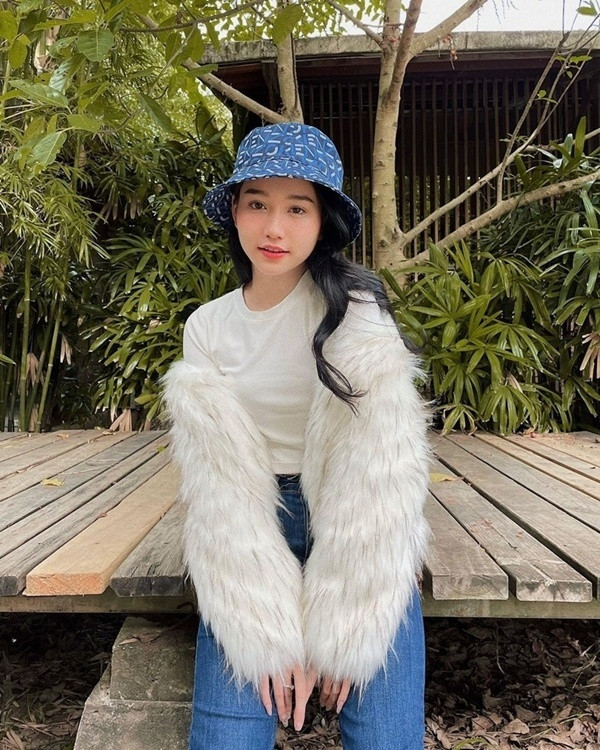 Cùng chung ý tưởng trưng dụng khoác lông trong mùa lạnh, Trúc Anh phối item này cùng quần jeans cạp cao và crop top. Không chỉ vậy, cô nàng còn khéo léo nhấn nhá vẻ cá tính bằng mũ bucket của Kenzo. Cùng chung ý tưởng trưng dụng khoác lông trong mùa lạnh, Trúc Anh phối item này cùng quần jeans cạp cao và crop top. Không chỉ vậy, cô nàng còn khéo léo nhấn nhá vẻ cá tính bằng mũ bucket của Kenzo.