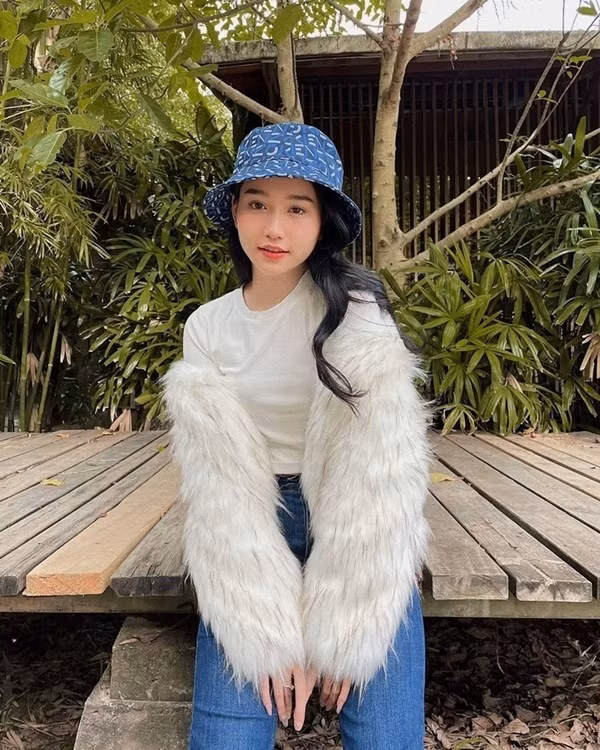 Cùng chung ý tưởng trưng dụng khoác lông trong mùa lạnh, Trúc Anh phối item này cùng quần jeans cạp cao và crop top. Không chỉ vậy, cô nàng còn khéo léo nhấn nhá vẻ cá tính bằng mũ bucket của Kenzo.