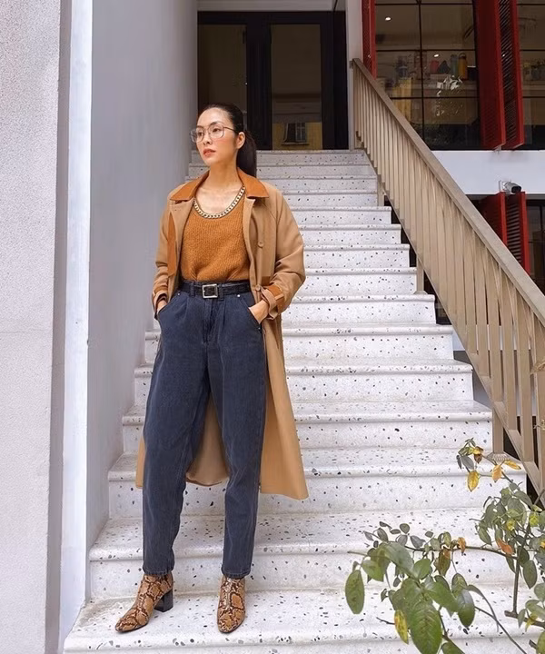 Để đối phó với cái lạnh tê tái, Tăng Thanh Hà diện áo len và áo khoác dáng dài, phối với quần baggy jeans. Đôi boots họa tiết da trăn góp phần làm bật khí chất thời trang cho bà mẹ hai con, lại mang đến sự hài hòa tinh tế cho tổng thể trang phục.