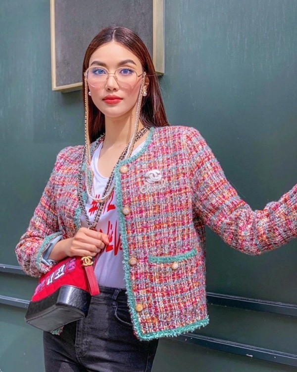 Là tín đồ của áo tweed, Lan Khuê lên đồ năng động, trẻ trung khi diện áo thun mix cùng quần jeans, khoác bên ngoài áo vải tweed. Bộ cánh đời thường thêm sang chảnh khi có sự xuất hiện của chiếc túi Chanel. Là tín đồ của áo tweed, Lan Khuê lên đồ năng động, trẻ trung khi diện áo thun mix cùng quần jeans, khoác bên ngoài áo vải tweed. Bộ cánh đời thường thêm sang chảnh khi có sự xuất hiện của chiếc túi Chanel.