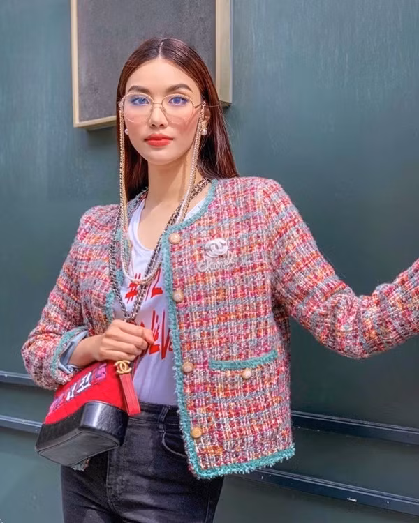 Là tín đồ của áo tweed, Lan Khuê lên đồ năng động, trẻ trung khi diện áo thun mix cùng quần jeans, khoác bên ngoài áo vải tweed. Bộ cánh đời thường thêm sang chảnh khi có sự xuất hiện của chiếc túi Chanel.