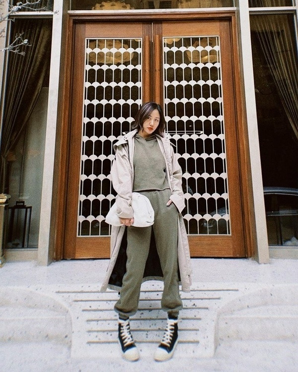 Văn Mai Hương diện trench coat ấm áp xuống phố ngày lạnh với phiên bản màu ghi sáng, phối cùng bộ thể thao tông rêu trầm và sneakers cao cổ. Chiếc clutch to bản là phụ kiện tạo nên vẻ độc đáo cho set đồ street style của nữ ca sĩ. Văn Mai Hương diện trench coat ấm áp xuống phố ngày lạnh với phiên bản màu ghi sáng, phối cùng bộ thể thao tông rêu trầm và sneakers cao cổ. Chiếc clutch to bản là phụ kiện tạo nên vẻ độc đáo cho set đồ street style của nữ ca sĩ.