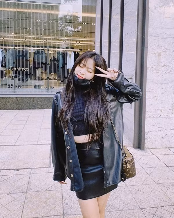 Lấy tông màu đen làm chủ đạo, Hoàng Thùy Linh layer crop top len cùng chân váy da, thêm áo khoác tiệp màu, tạo nên sự sành điệu, cá tính chất chơi cho tổng thể.