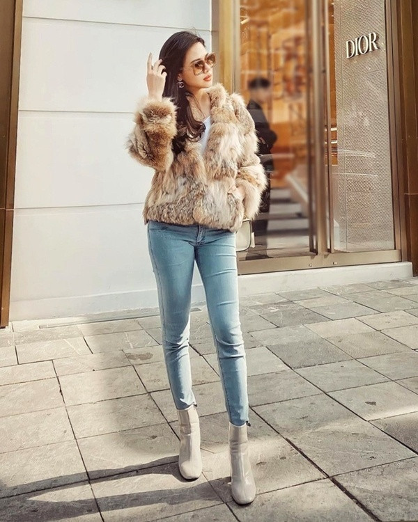 Phanh Lee sang chảnh hết mực với áo choàng lông và quần jeans ôm sát, hoàn thiện set đồ bằng đôi boots cao gót màu ghi. Set đồ vừa giúp cô giữ ấm trong thời tiết lạnh giá, lại vừa làm bật lên vẻ thời thượng, kiêu kỳ cho người đẹp. Phanh Lee sang chảnh hết mực với áo choàng lông và quần jeans ôm sát, hoàn thiện set đồ bằng đôi boots cao gót màu ghi. Set đồ vừa giúp cô giữ ấm trong thời tiết lạnh giá, lại vừa làm bật lên vẻ thời thượng, kiêu kỳ cho người đẹp.