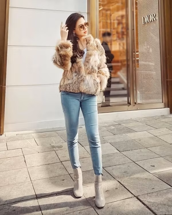 Phanh Lee sang chảnh hết mực với áo choàng lông và quần jeans ôm sát, hoàn thiện set đồ bằng đôi boots cao gót màu ghi. Set đồ vừa giúp cô giữ ấm trong thời tiết lạnh giá, lại vừa làm bật lên vẻ thời thượng, kiêu kỳ cho người đẹp.