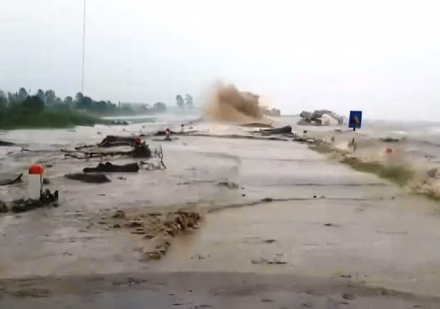 Sóng đánh vượt qua đê biển Tây địa phận xã Khánh Bình Tây (huyện Trần Văn Thời, Cà Mau)