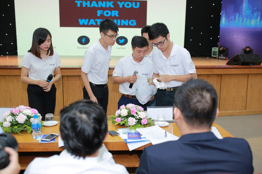 Nhóm sinh viên Trường Đại học Bách khoa Hà Nội tại SV Startup 2019. Ảnh: T.G.