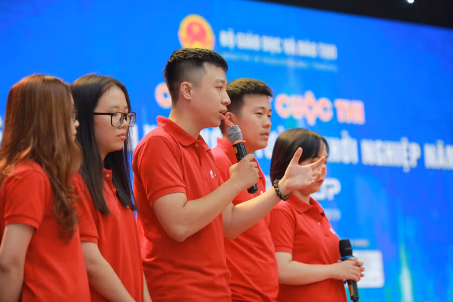 Nhóm sinh viên trình bày ý tưởng khởi nghiệp tại SV Startup 2019. Ảnh: Vân Anh.