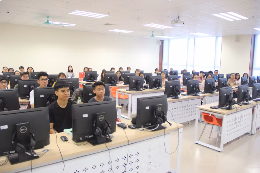 Sinh viên Trường ĐH Kinh tế Quốc dân trong giờ học. Ảnh: TG