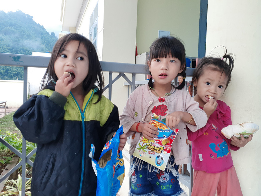 Học sinh mầm non ở điểm trường trung tâm được chiều chuộng mỗi sáng đến lớp. Học sinh mầm non ở điểm trường trung tâm được chiều chuộng mỗi sáng đến lớp.