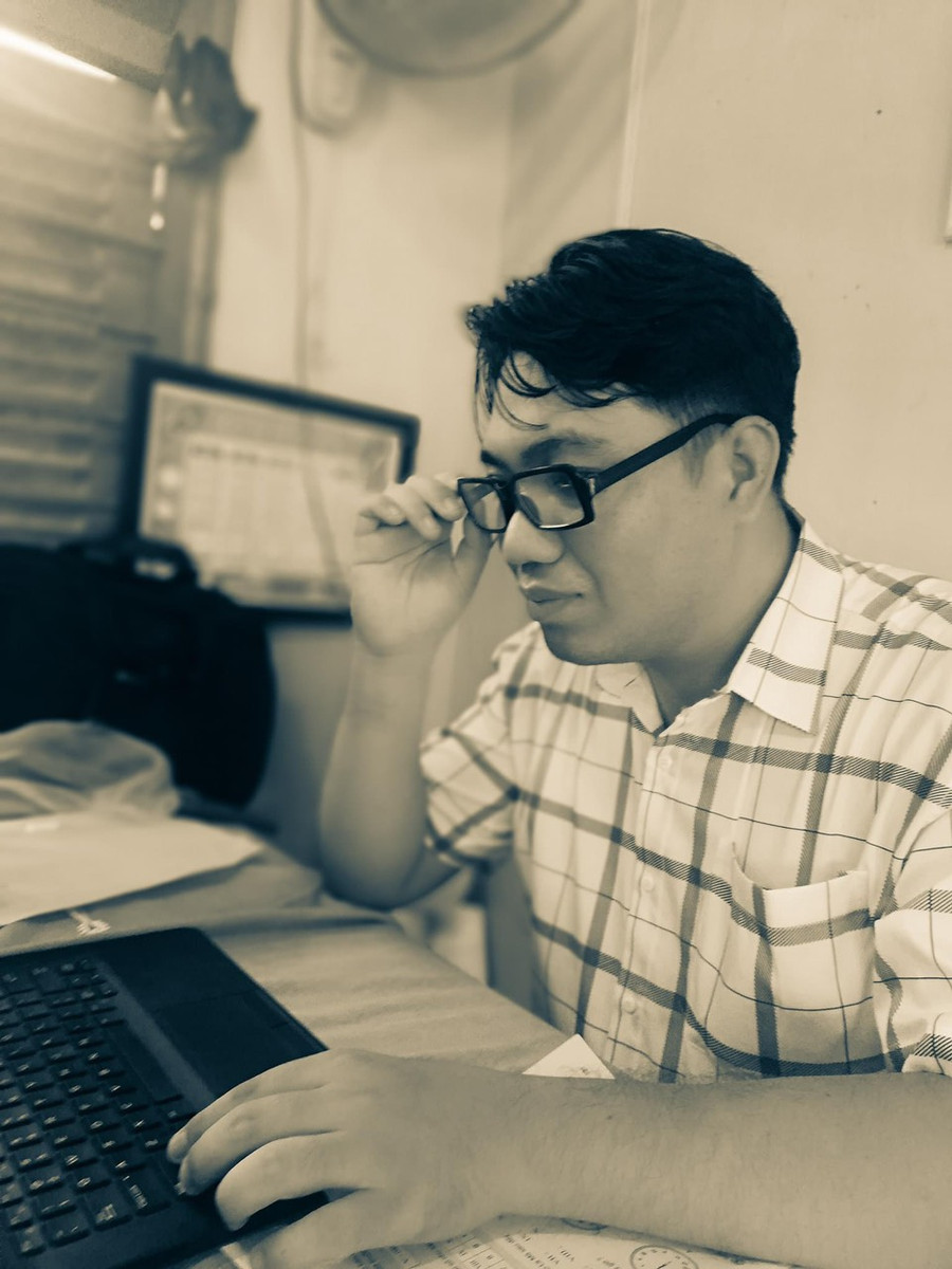 Ngoài giờ dạy ở trường, thầy Danh còn dành nhiều thời gian cho việc nghiên cứu và ứng dụng CNTT nâng cao chất lượng công tác chuyên môn. (Ảnh: NVCC) Ngoài giờ dạy ở trường, thầy Danh còn dành nhiều thời gian cho việc nghiên cứu và ứng dụng CNTT nâng cao chất lượng công tác chuyên môn. (Ảnh: NVCC)